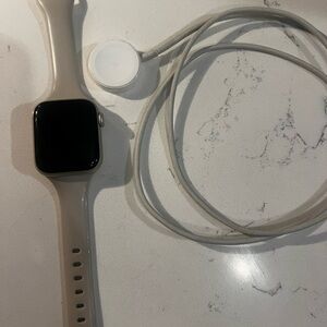 Apple Watch SE GPS, 40mm starlight Aluminum Case with Starlight Solo Loop